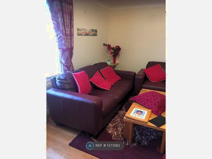 3 Bedroom Flat To Rent In Hutchison Road, Edinburgh, EH14