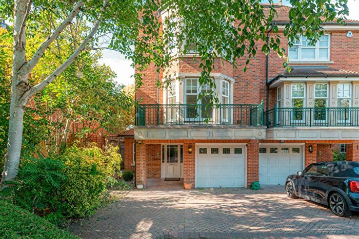 5 Bedroom House To Rent In Mountview Close, Golders Green, NW11