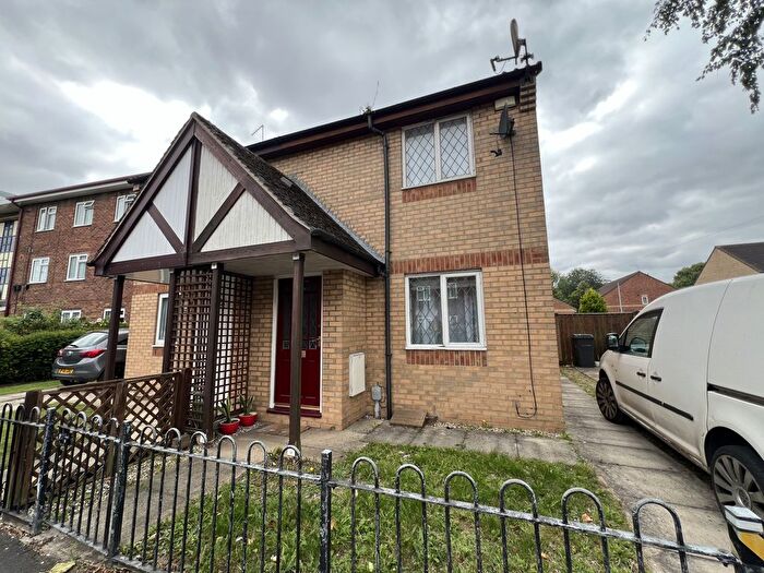 2 Bedroom End Of Terrace House To Rent In Linnaeus Street, Hull, HU3