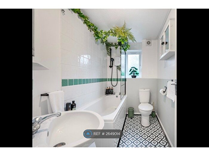 2 Bedroom Flat To Rent In Alphea Close, London, SW19