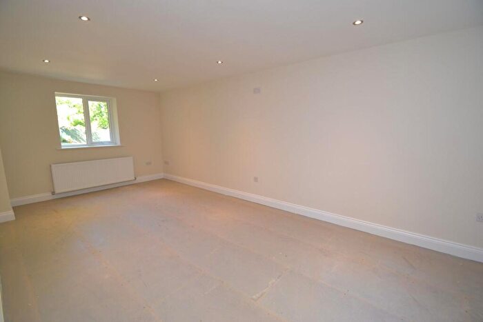 4 Bedroom Detached House For Sale In Brackendale, Thackley, BD10