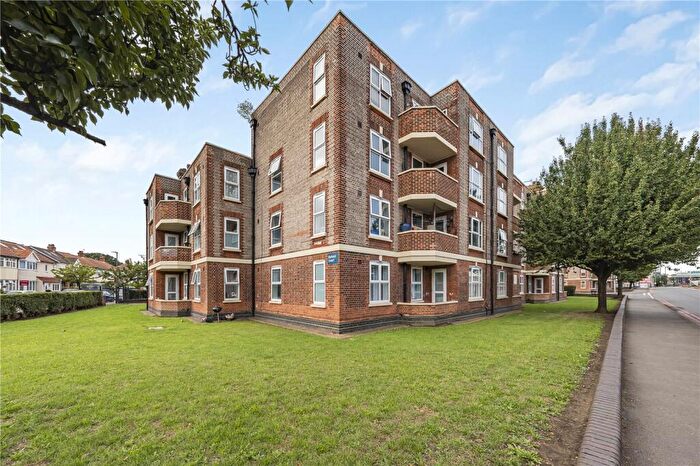 3 Bedroom Apartment For Sale In Byfield Court, New Malden, KT3