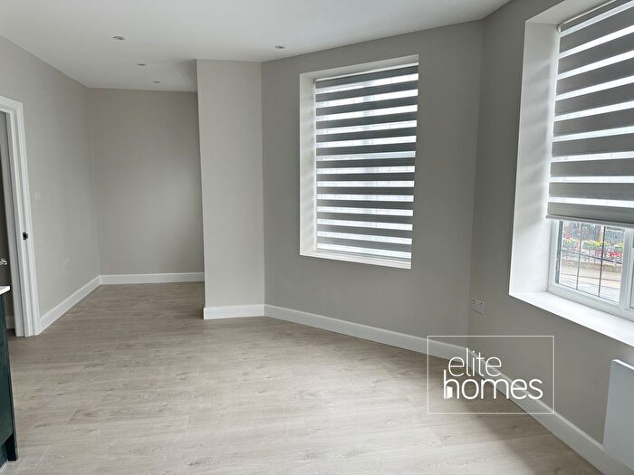 1 Bedroom Flat To Rent In The Highway, Beaconsfield, HP9