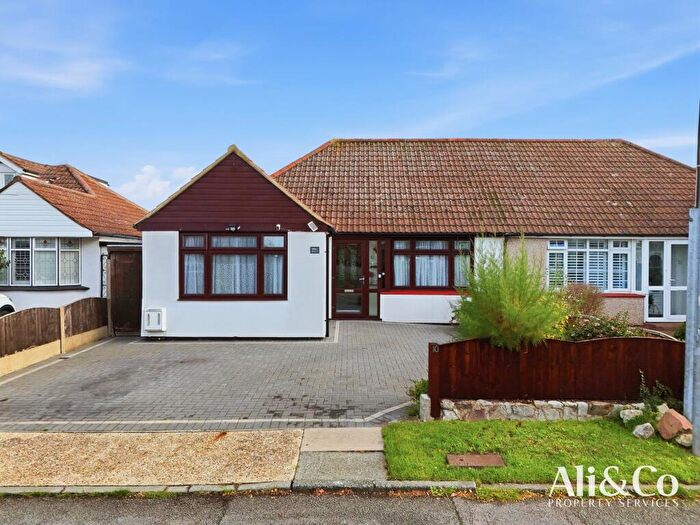2 Bedroom Bungalow For Sale In The Close, Grays, RM16