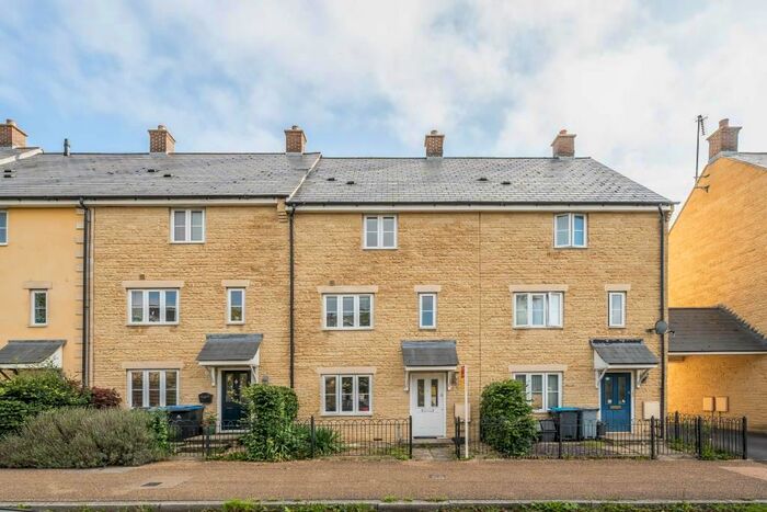 4 Bedroom Town House To Rent In Bluebell Way, Carterton, OX18