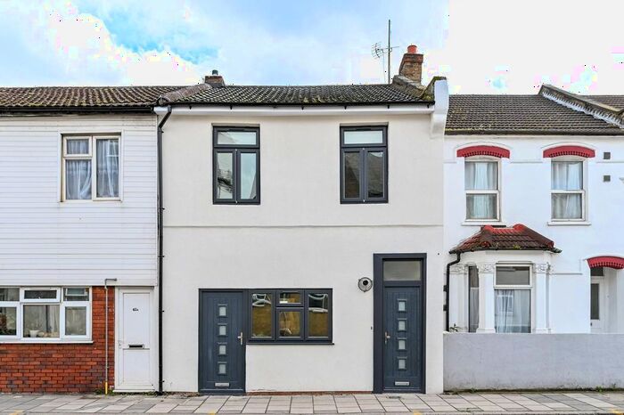 2 Bedroom Flat To Rent In Whitton Road, Hounslow, TW3