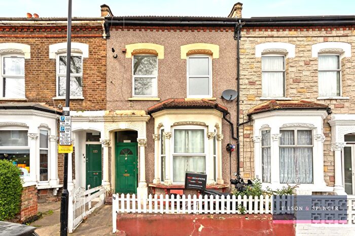 2 Bedroom Flat For Sale In The Avenue, London, N17