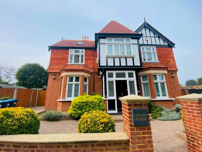 1 Bedroom Apartment To Rent In Little Park Gardens, Enfield, EN2