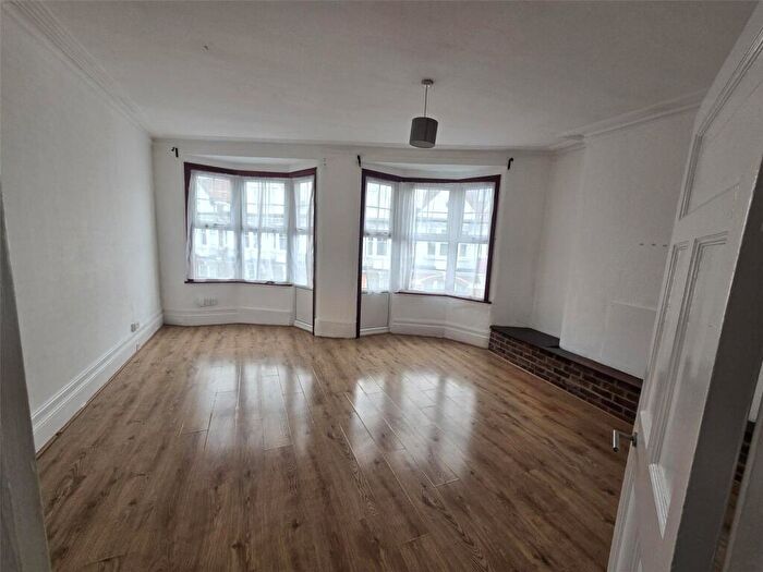 2 Bedroom Flat To Rent In The Broadway, IG8