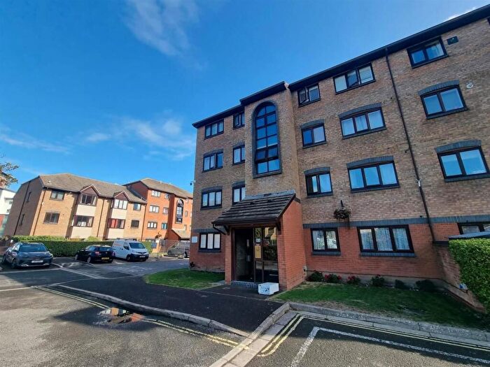 2 Bedroom Flat For Sale In King Street, Gosport, PO12