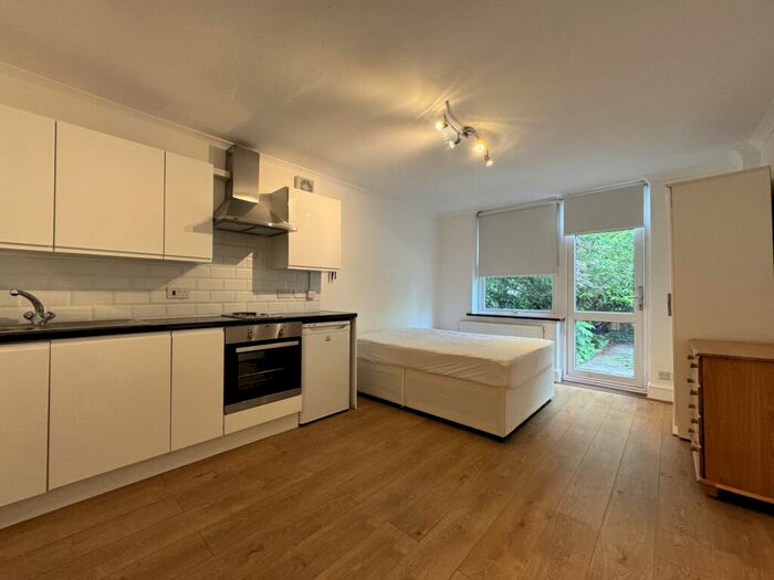 Flat To Rent In Manstone Road, Kilburn, NW2