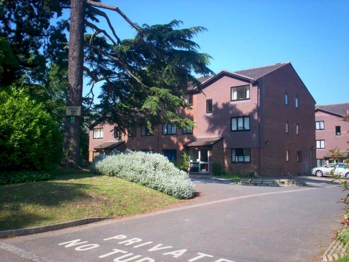 2 Bedroom Flat To Rent In Sequoia Park, Crawley, RH11