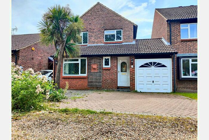 3 Bedroom Detached House To Rent In Fenwick Close, Goldsworth Park, Woking, GU21