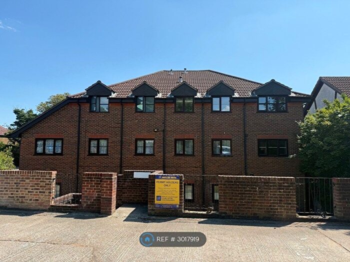1 Bedroom Flat To Rent In Alexander Court, Rochester, ME2