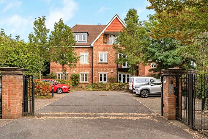 2 Bedroom Flat For Sale In Between Streets, Cobham, Surrey, KT11