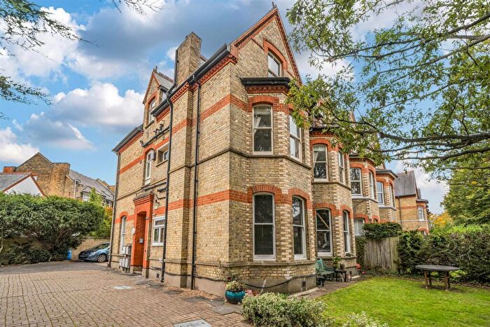 1 Bedroom Apartment For Sale In Surbiton Hill Park, Surbiton, KT5
