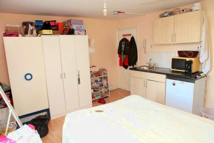 Studio To Rent In Commercial Road, Aldgate, London, E1