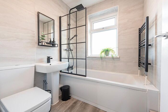 3 Bedroom Property To Rent In Orsett Street, Pw, London, SE11