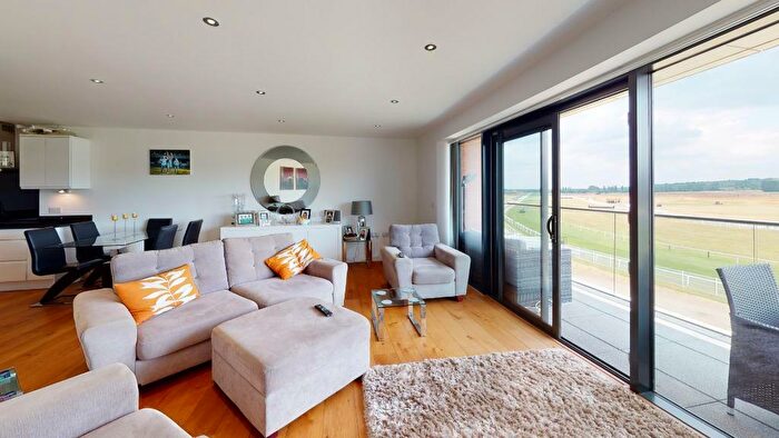 2 Bedroom Flat To Rent In Racecourse Road, Newbury, RG14