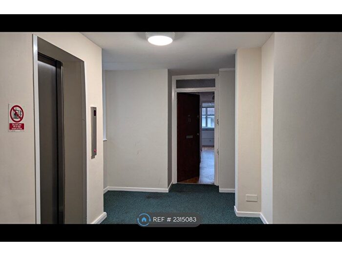2 Bedroom Flat To Rent In Craigside, Kingston Upon Thames, KT2