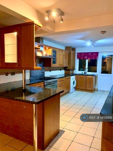 4 Bedroom Semi-Detached House To Rent In Fleetwood Road, Slough, SL2