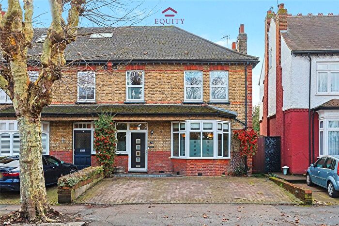 4 Bedroom Semi-detached House For Sale In Park Avenue, Enfield, EN1