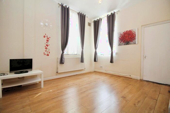3 Bedroom Flat To Rent In Romford Road, Forest Gate, E7