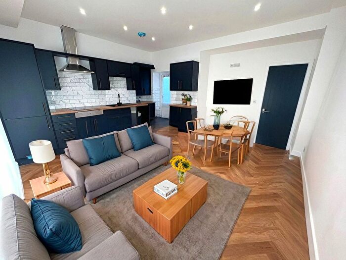 2 Bedroom Flat To Rent In Neath Road, Swansea, SA1