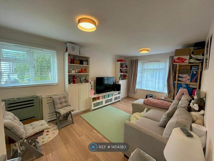 2 Bedroom Flat To Rent In Woodside Avenue, London, N12