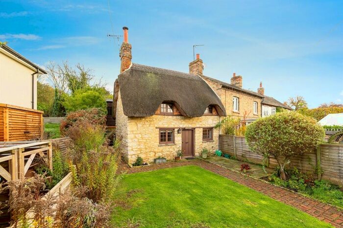 2 Bedroom Character Property For Sale In Chapel Lane, Thornborough, Buckingham, MK18