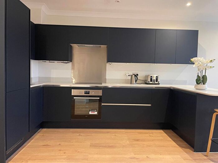 3 Bedroom Flat To Rent In Earls Court Road, Kensington, W8