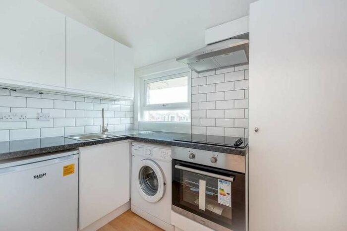 Flat To Rent In Acacia Road, Acton, W3