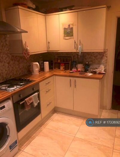 3 Bedroom Semi-Detached House To Rent In Marina Way, Slough, SL1