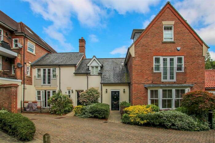 2 Bedroom Flat To Rent In Sawyers Grove, Brentwood, CM15