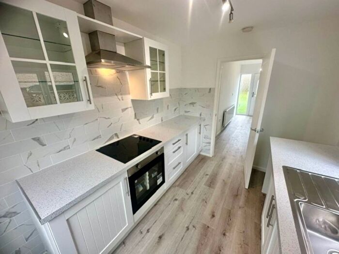 3 Bedroom Semi-Detached House To Rent In Westfield Avenue, Dewsbury, WF12