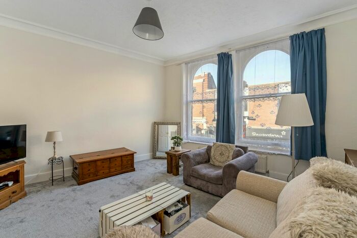 3 Bedroom Flat To Rent In Peascod Street, Windsor, SL4