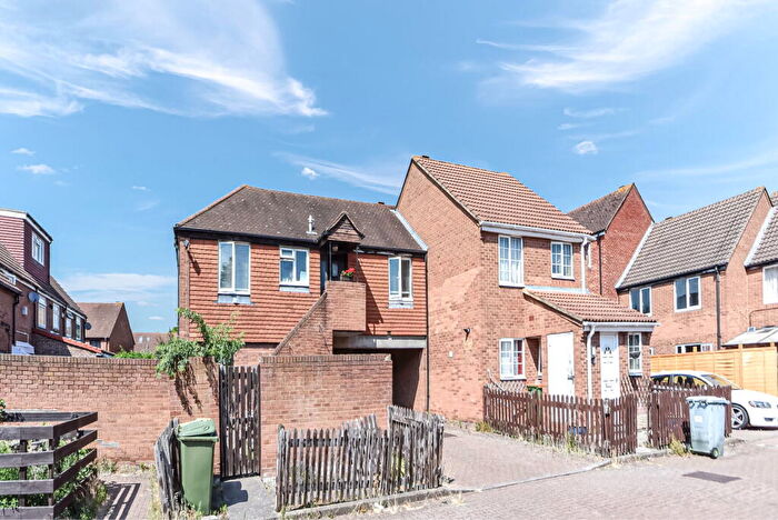 1 Bedroom Maisonette For Sale In Fraser Close, London, E6