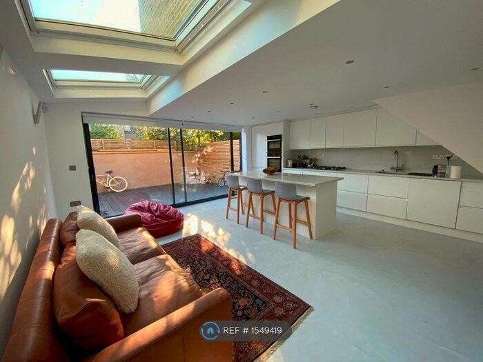 3 Bedroom Flat To Rent In Camberwell, London, SE5