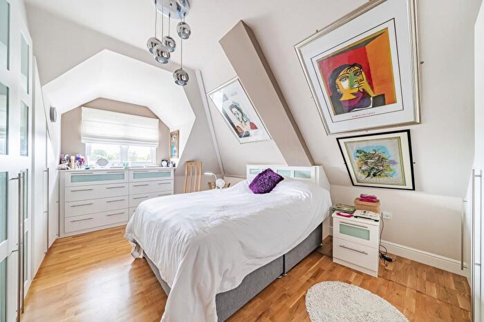 2 Bedroom Flat For Sale In Sunbury-On-Thames, Surrey, TW15
