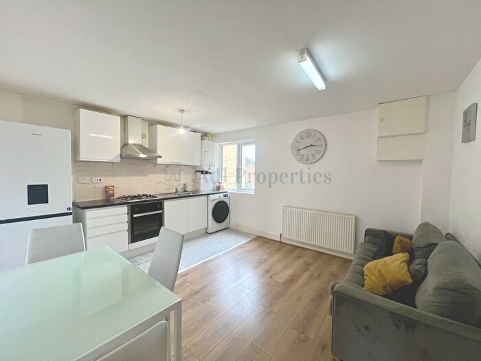 2 Bedroom Flat To Rent In Longley Road, SW17