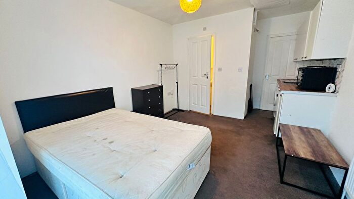 Studio To Rent In Thorn Close, Northolt, UB5