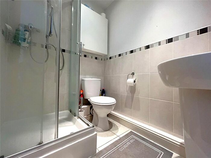 2 Bedroom Flat For Sale In Heathcote Road, Camberley, Surrey, GU15
