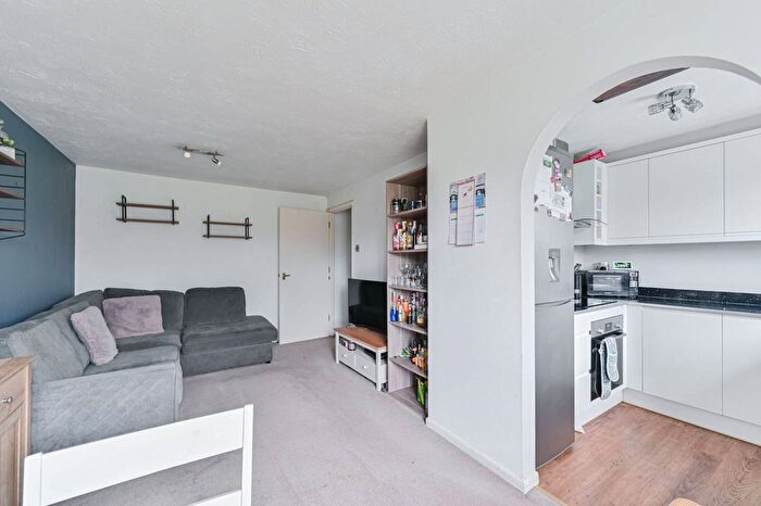 2 Bedroom Flat To Rent In Peartree Avenue, Earlsfield, London, SW17