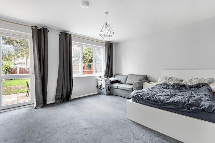 3 Bedroom Terraced House To Rent In Chatham Street, SE17