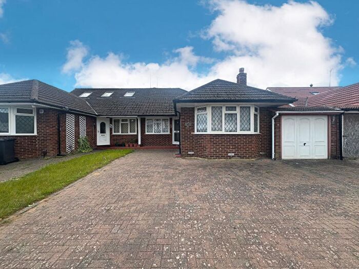 3 Bedroom Bungalow For Sale In Austin Road, Luton, Bedfordshire, LU3