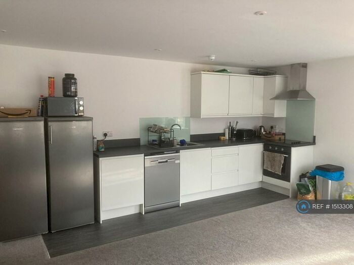 2 Bedroom Flat To Rent In Skircoat Green Road, Halifax, HX3