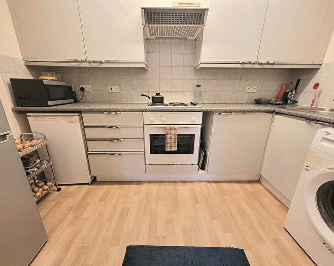 2 Bedroom Flat To Rent In Anglian Close, Watford, WD24
