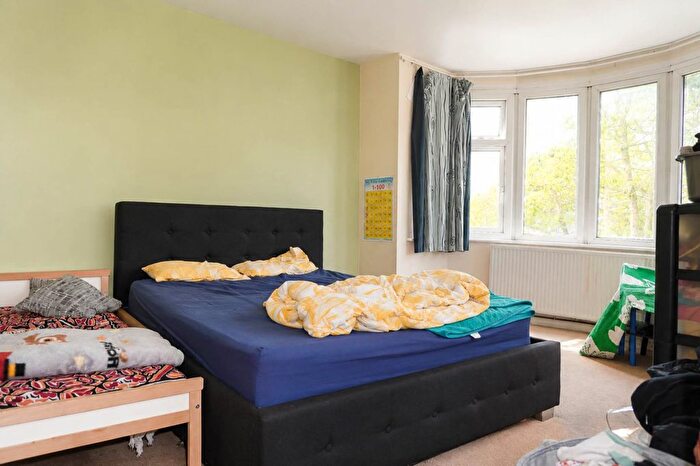 2 Bedroom Flat For Sale In Kenton Lane, Harrow, HA3