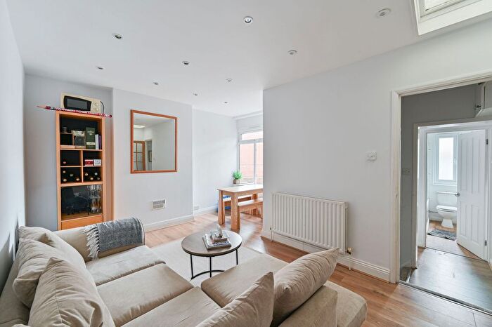 2 Bedroom Flat For Sale In Garratt Lane, Tooting, London, SW17