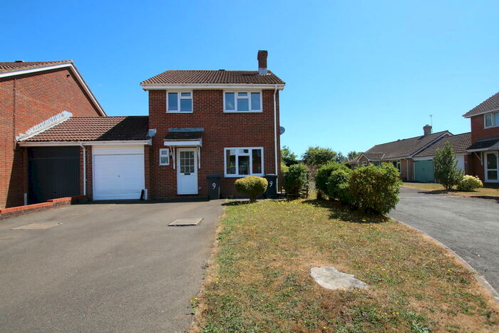 3 Bedroom Detached House To Rent In Oaklands Way, BN27